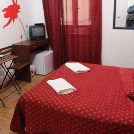 Adone House Oda ve Kahvaltı 2*