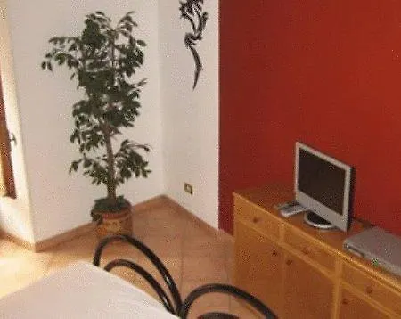 Oda ve Kahvaltı Adone House 2*